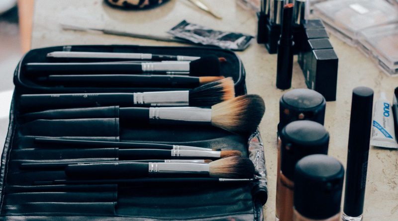 Cosmetics MANUAL—A STEP BY STEP GUIDE ON HOW TO DO MAKEUP LIKE A PRO